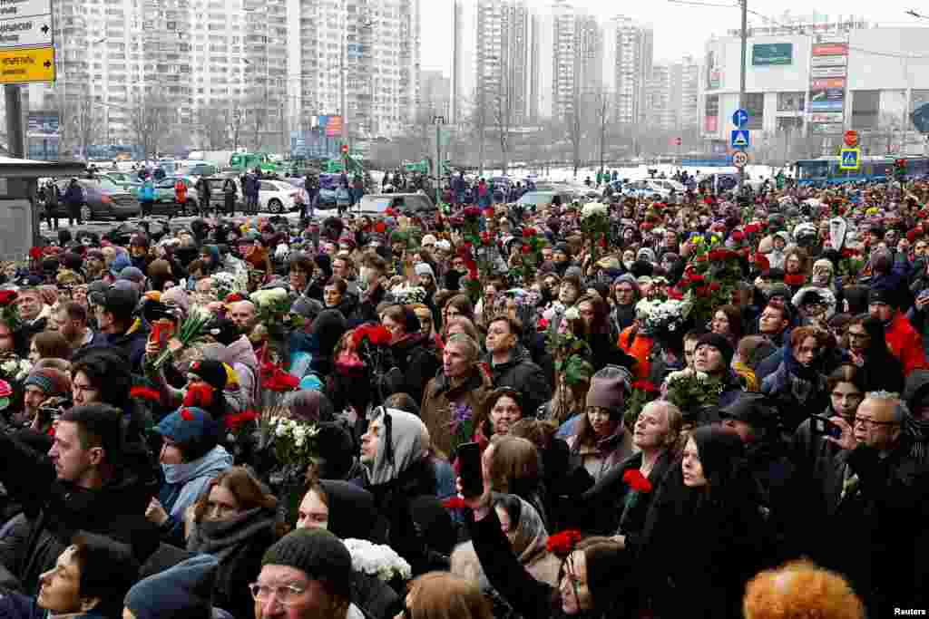 Тысячи людей пришли проститься с Алексеем Навальным