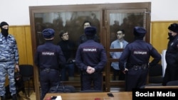 Кирилл Суханов, Ариан Романовский (Кузьмин) и Тамерлан Бигаев в зале суда