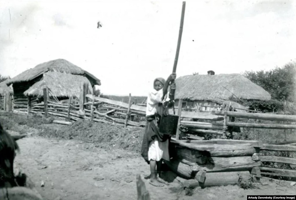 Мешканка Села Покровка Владивостокського округу біля криниці. 1929 рік