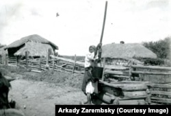 Жительница Села Покровка Владивостокского округа у колодца. 1929 год