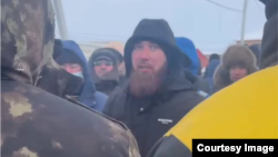 Активист Ильяс Байгускаров обращается к собравшимся на акции в Баймаке 17 января 2024 года. Скриншот из видео RusNews