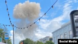 Облако дыма после взрыва в центре Таганрога