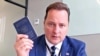 С 7 сентября граждане Беларуси не смогут получать новые паспорта за границей: за ними надо ехать на родину. Что делать эмигрантам? 