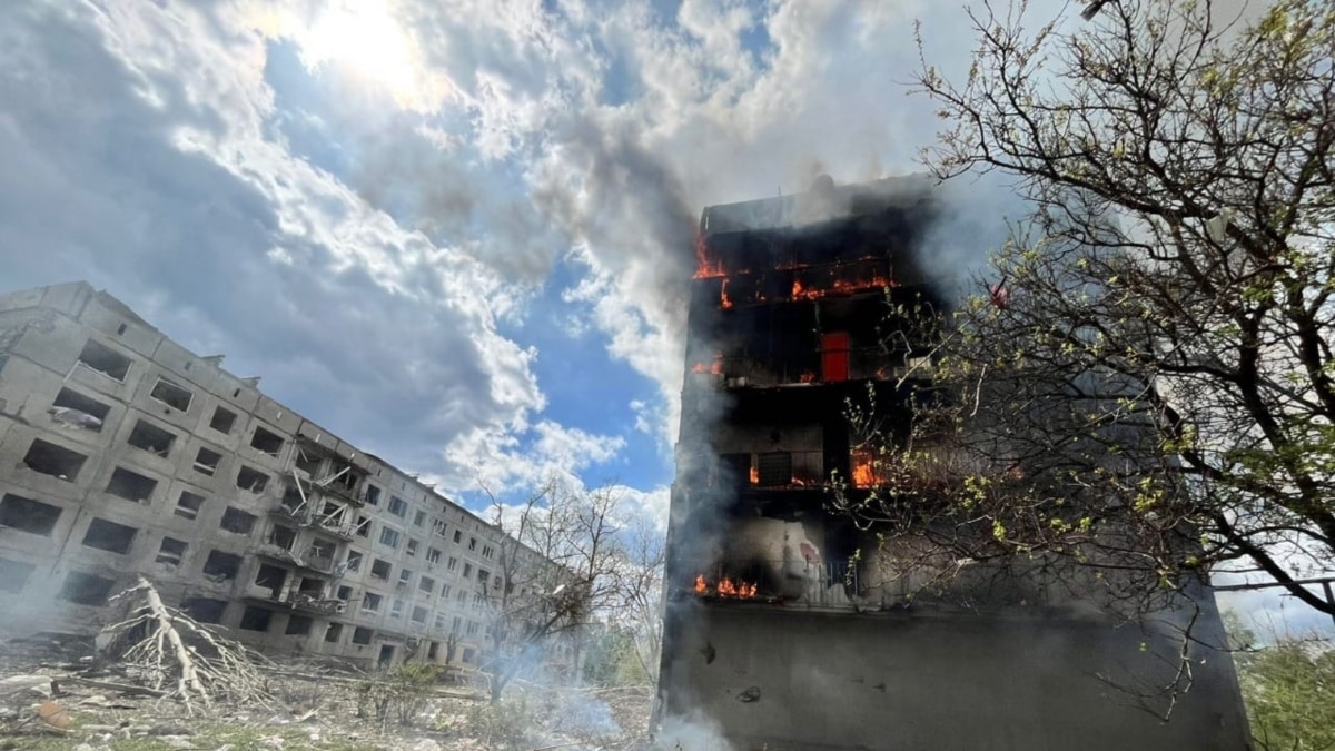 Российские военные сбросили авиабомбу на пятиэтажный дом в поселке  Очеретино в Донецкой области, погибла женщина