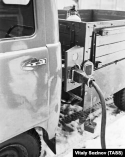 Прототип электромобиля советского производства на зарядке в Москве, февраль 1974 года