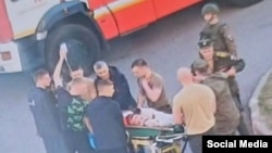 Эвакуация одного из курсантов, пострадавших при взрыве на территории Военной академии связи в Санкт-Петербурге
