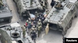 Вооруженные силы армии и полиции Эквадора перевозят в другую тюрьму криминального лидера Хосе Адольфо Масиаса Вильямара по кличке "Фито" после бунта в одной из тюрем Гуаякиля 12 августа 2023 года. Фото: правительство Эквадора via Reuters