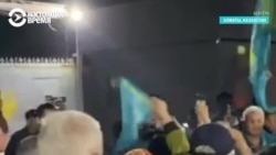 Жители Алматы песнями и аплодисментами встречают Жанболата Шайзаду: его арестовали на 5 суток за то, что он сорвал с машины флаг СССР