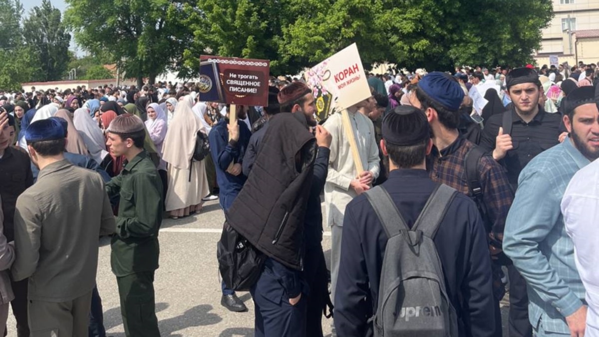 В Грозном прошел многотысячный митинг против осквернения Корана, на него  согнали студентов и бюджетников