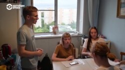 Штаб на кухне. Вчерашние школьники хотят участвовать в муниципальных выборах в Москве. Зачем им это? И есть ли у молодежи шанс в политике?
