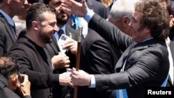 Хавьер Милей и Владимир Зеленский в Буэнос-Aйресе в декабре 2023 года