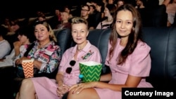 Зрители на пиратском показе "Барби" в Перми