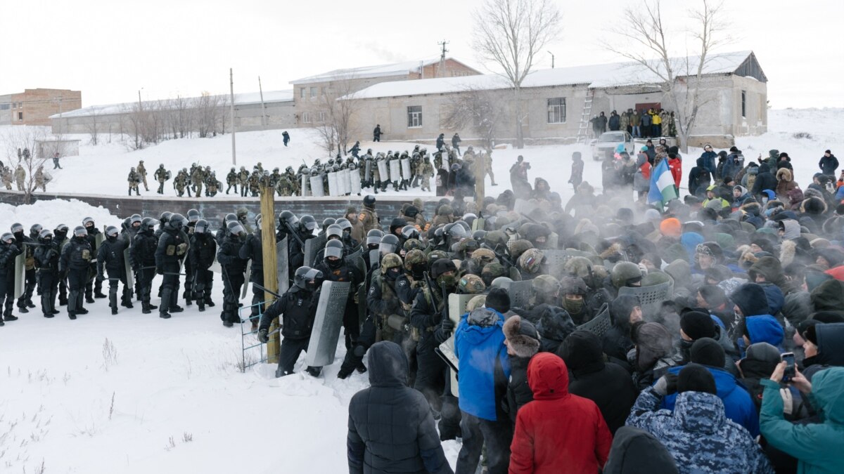 Сирены для гта 4. Gta 4 police краун виктория. Poliside 2. Код 2 полиция. Коды полиции.