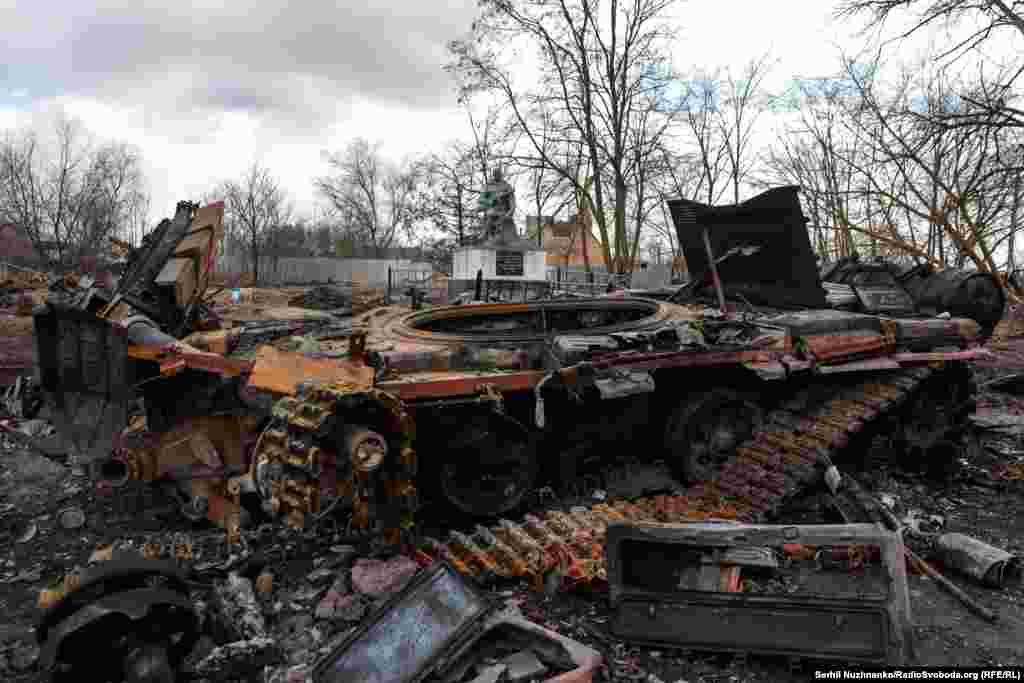 Уничтоженный российский танк Т-72 возле поврежденного мемориала погибшим во Второй мировой войне в селе Лукьяновка Киевской области, март 2022 года / Справа: март 2024 года