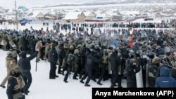 Силовики вытесняют протестующих от здания суда в Баймаке, 17 января 2024 года
