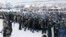 Силовики вытесняют протестующих от здания суда в Баймаке, 17 января 2024 года