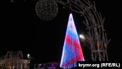 Новогодняя елка в Севастополе, подсвеченная в цветах российского флага