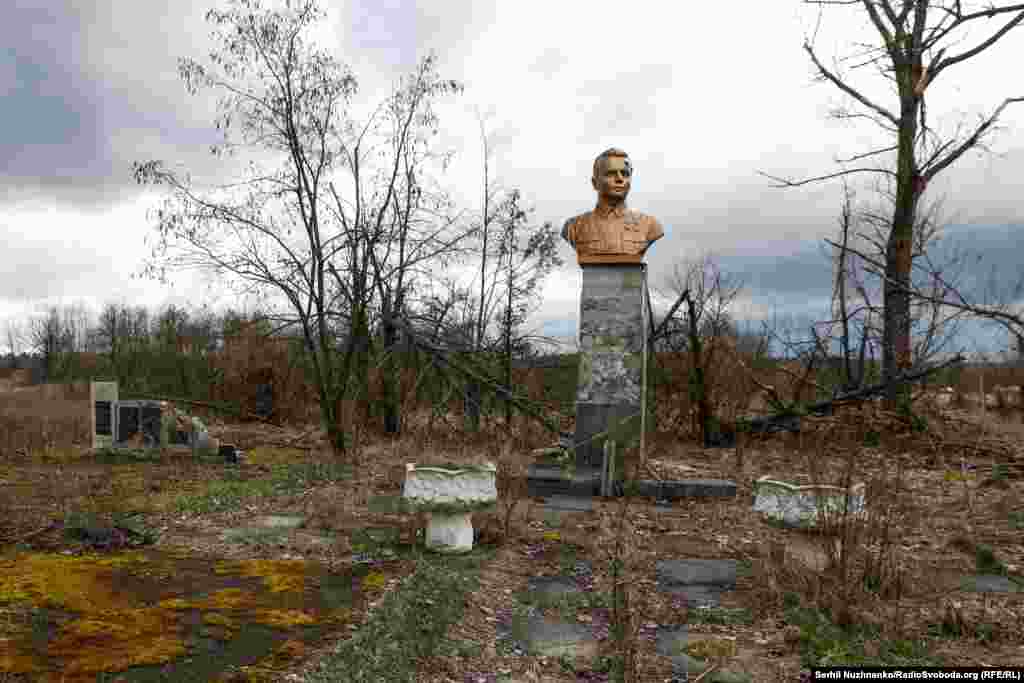 Поврежденный российской армией монумент Герою Советского Союза Ивану Сергиенко, рядом мемориал погибшим во Второй мировой войне в селе Подгайное Киевской области. Март 2022 года / Фото справа сделано в марте 2024 года