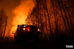 Тушение пожара в районе СНТ "Дружба" в Тюменской области. 7 мая 2023 года. Фото: ТАСС