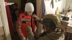 Как полицейский экипаж "Белые ангелы" эвакуирует детей из Северска рядом с Бахмутом 