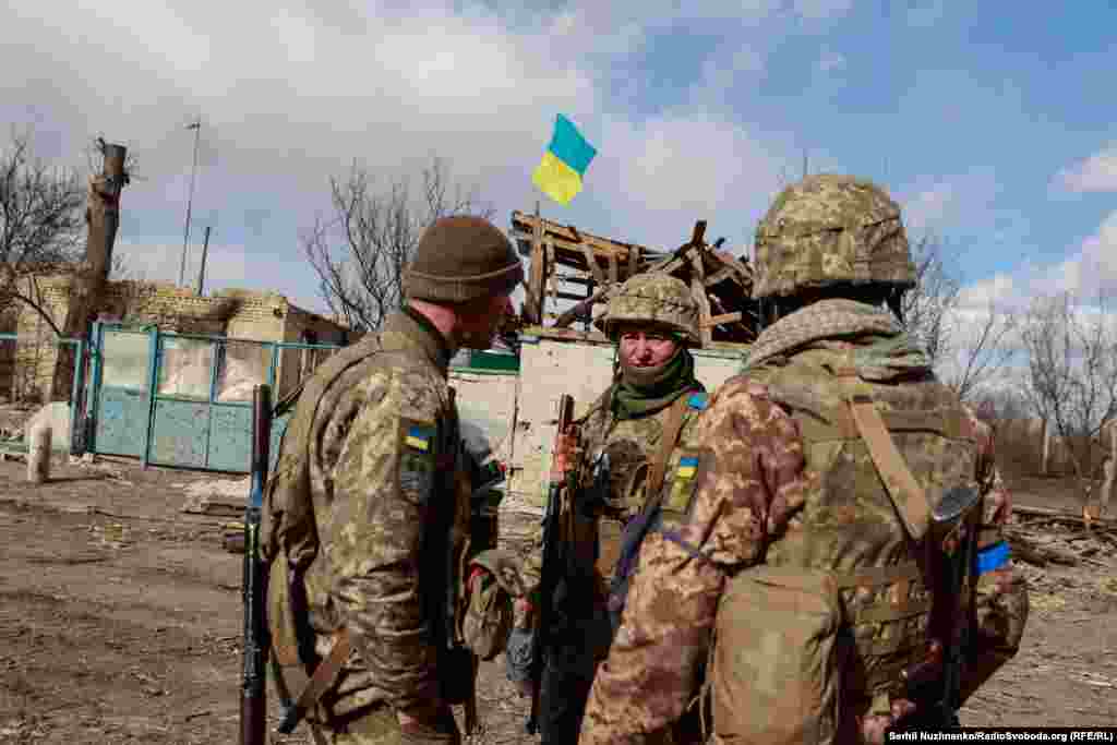 Украинские военные в недавно освобожденном селе Лукьяновка Киевской области, март 2022 года / На фото справа это же место в марте 2024 года