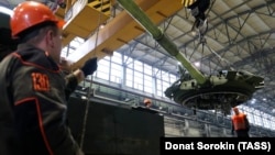 Russia -- Assembling a T-72B3 battle tank at the Uralvagonzavod factory
