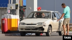 Заправка автомобиля на АЗС в Ростове, 25 августа 2023 года. Фото: ТАСС