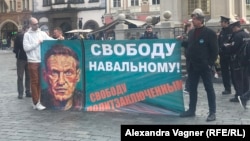 Плакаты с требованием освобождения Навального на Староместской площади в Праге