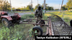 Житель села Боран Адалбек Шокен ремонтирует сельхозтехнику