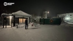 Снег и полярная ночь: как выглядит колония в поселке Харп, куда отправили Алексея Навального. Видео Reuters 