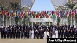 Коллективное фото лидеров стран-участниц конференции. Лукашенко крайний справа. Дубай, первое декабря 2023 года
