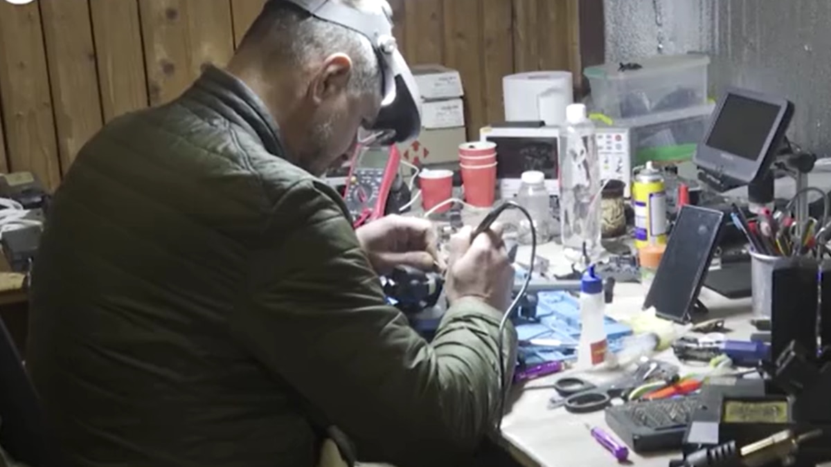 Дроны против дронов. Репортаж с позиций ВСУ, где чинят свои ...