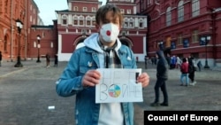 Максим Лыпкань в одиночном пикете в центре Москвы