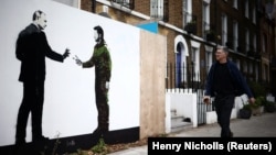 Мурал уличного художника Loretto с изображением президента Украины Владимира Зеленского и президента России Владимира Путина. Лондон, Великобритания, 4 октября 2022 года