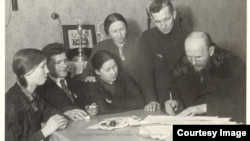 Счетчик И. Сергеев в квартире семьи Защеринских, Ленинград, январь 1937