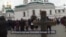 Как духовенство УПЦ Московского патриархата покидает Киево-Печерскую лавру