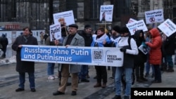 Активисты "Свободной России" (Freies Russland NRW) на антивоенном митинге