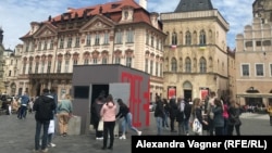 Туристы на Староместской площади в Праге изучают "камеру Навального"