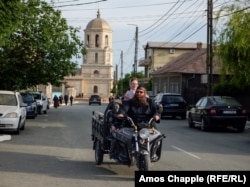 Семья липованов возвращается из церкви в Журиловке