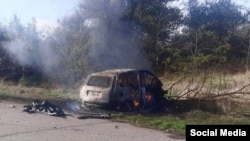 Сгоревший в результате артобстрела российских войск гражданский автомобиль в предместье Херсона, 13 ноября 2023 года