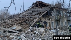Последствия ракетного удара по жилому дому в поселке Великий Бурлук в Харьковской области