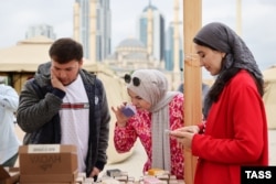 Посетители во время проведения международного фестиваля Wandi bazar Visit Chechnya на площади Ахмата Кадырова. Фото ТАСС, 3 мая 2024 года