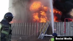 Спасатели МЧС ликвидируют пожар на нефтебазе в Азове Ростовской области, 18 июня 2024 года
