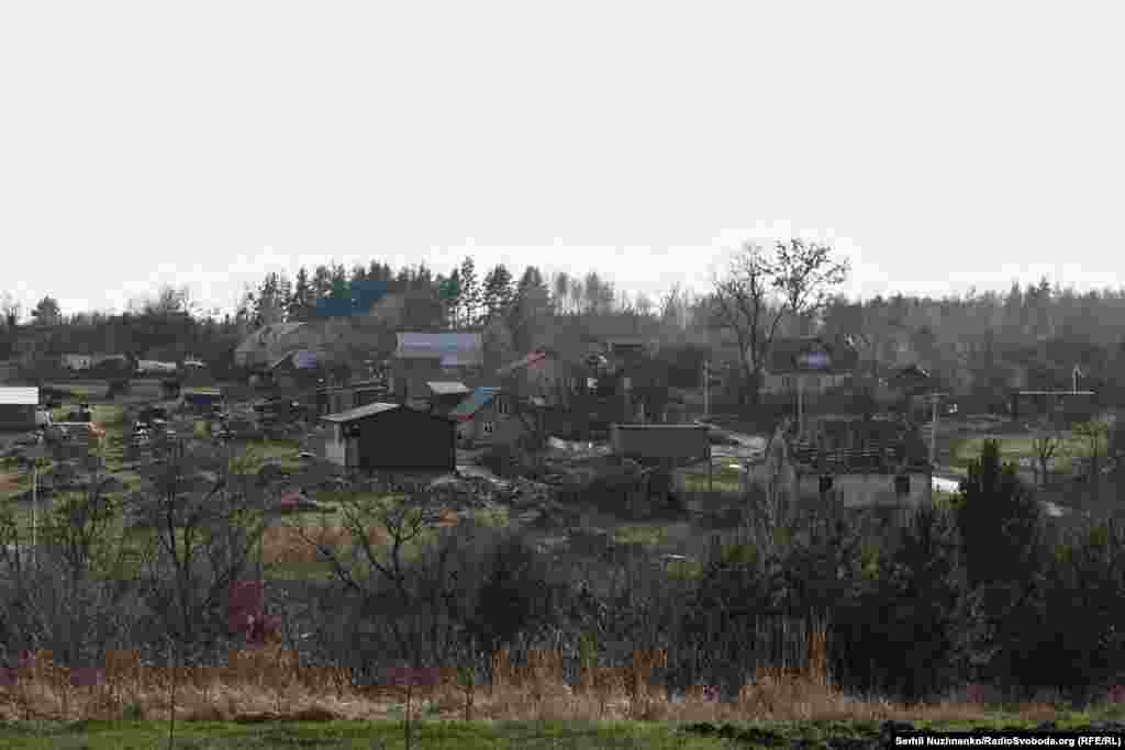 Разрушенные дома в селе Кухари после российской оккупации, фото сделано в марте 2022 года / Справа фото, сделанное в марте 2024-го