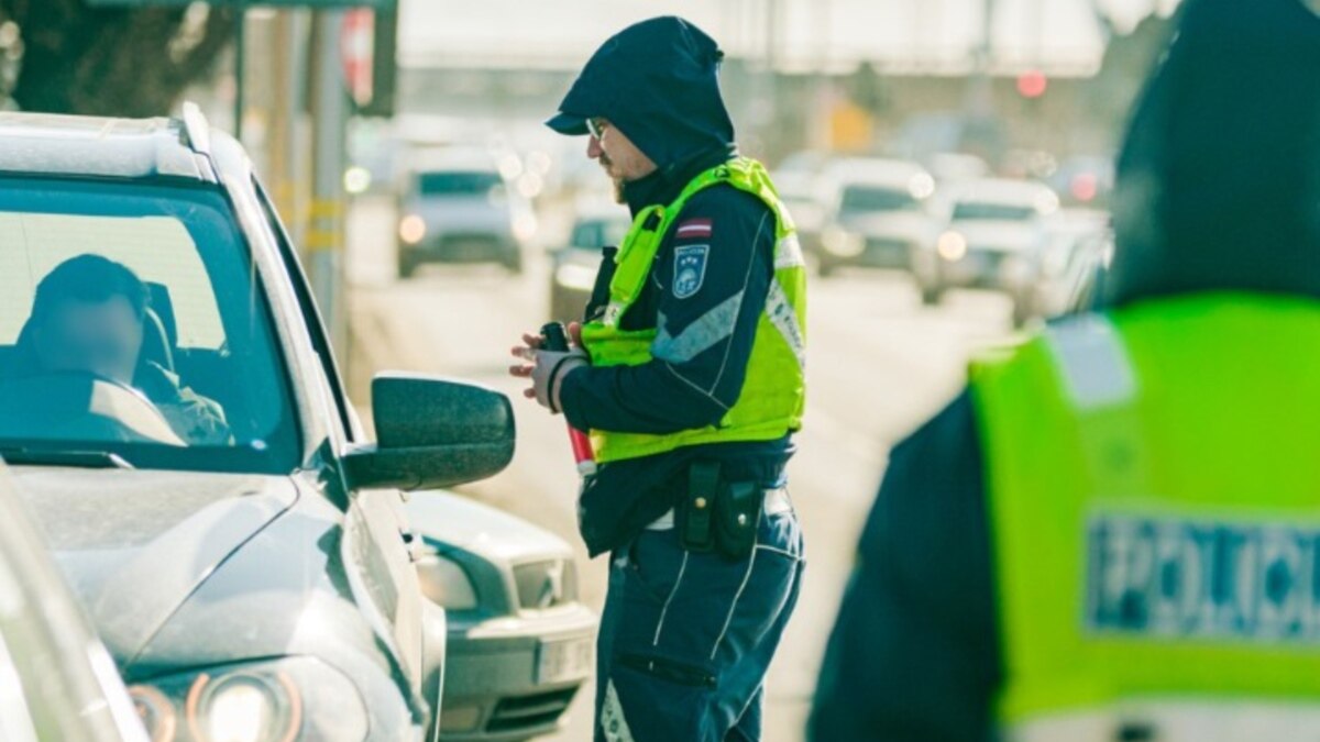 В Латвии ввели запрет на пребывание в стране автомобилей с российскими  номерами. Нарушителям грозит штраф и конфискация транспортных средств