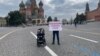 Отец ребенка с СМА выходит с пикетами на Красную площадь, чтобы добиться терапии для сына. Рассказываем историю этой семьи