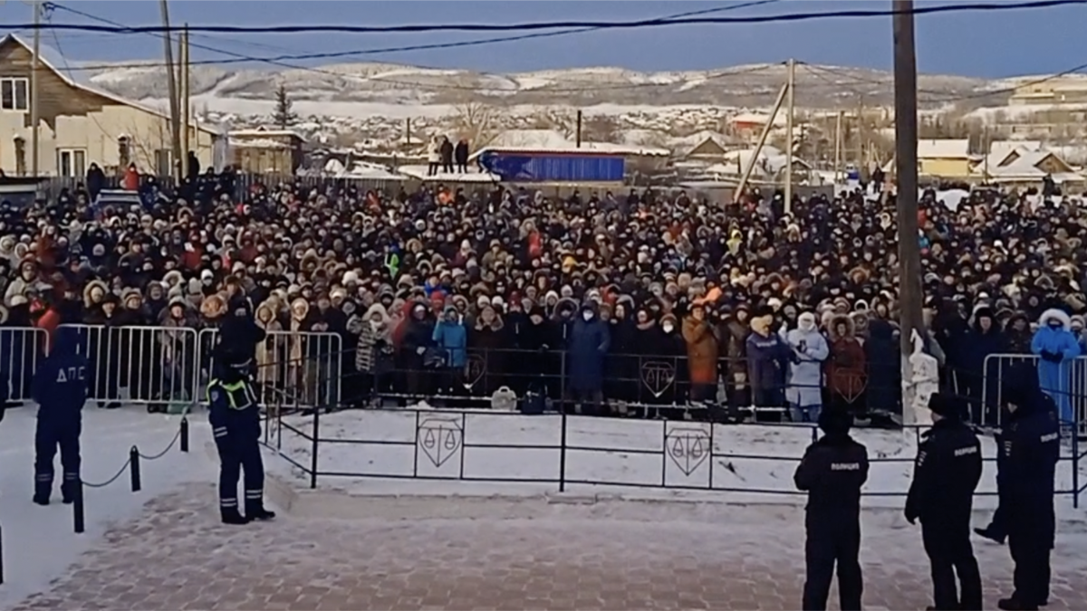 В Башкортостане разгоняют массовые протесты после приговора экоактивисту  Алсынову: ему дали 4 года колонии за 