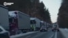 "Минус 18, у двух машин автономки замерзли". Украинские дальнобойщики в морозы стоят в пробке на границе с Польшей 