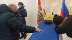 Родители Алексея Кисличенко на его похоронах