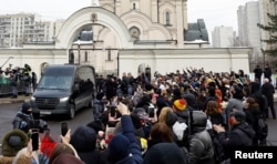 К храму в Марьине приехал катафалк с телом Алексея Навального, собравшиеся у ворот люди аплодировали и скандировали "Навальный", 1 марта 2024 года, фото Reuters